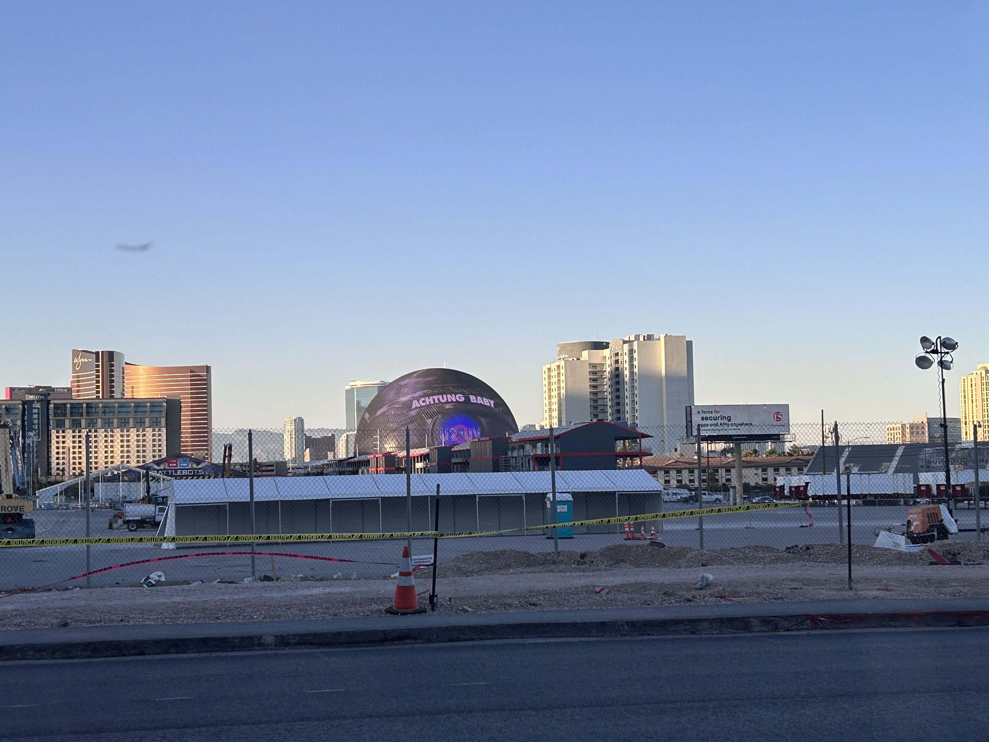 ホテルの合間に建つスフィア