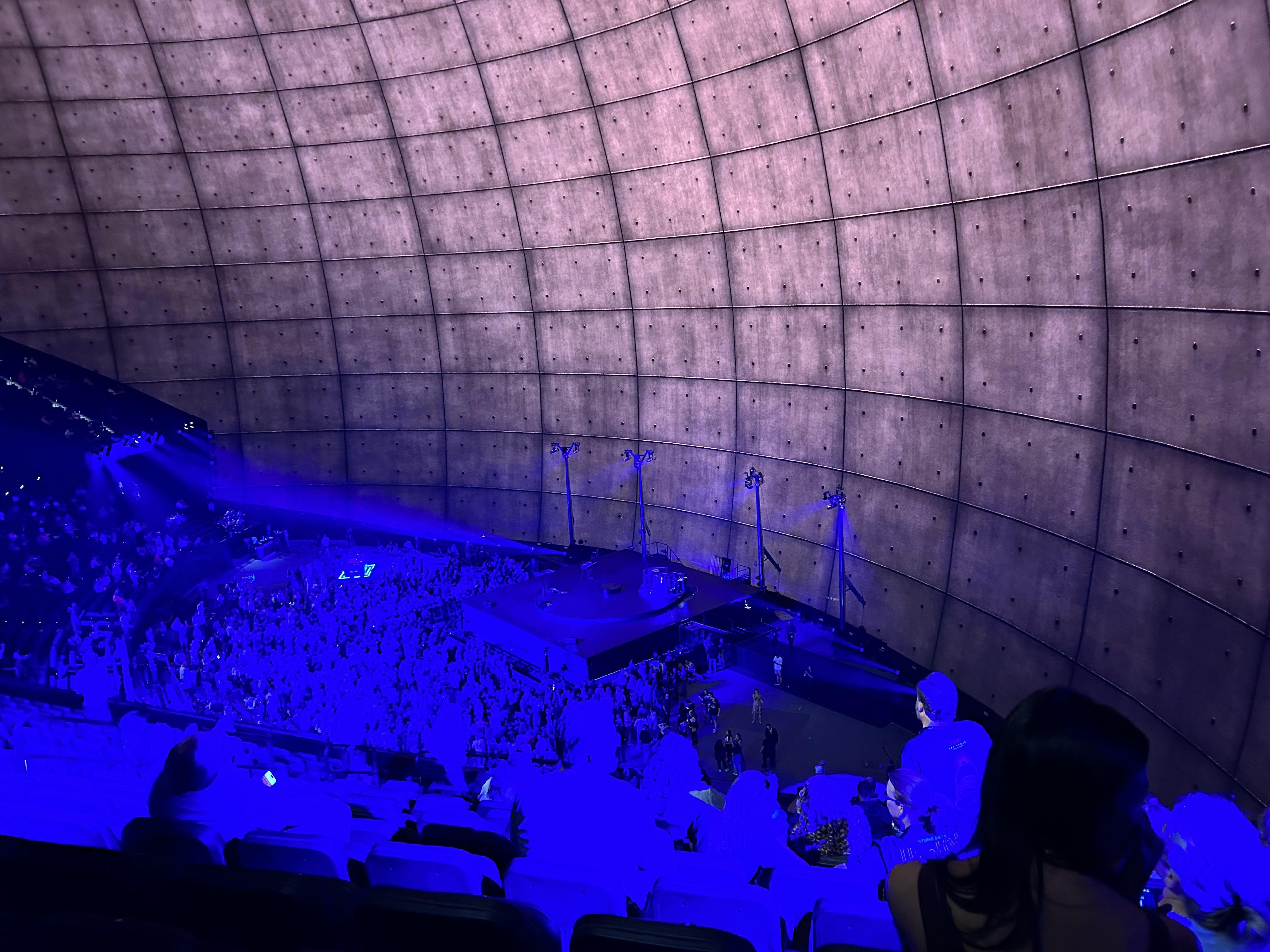 開演前の場内。人が青く見えます。球面スクリーンの鋲がやけにリアルに見えますが映像です