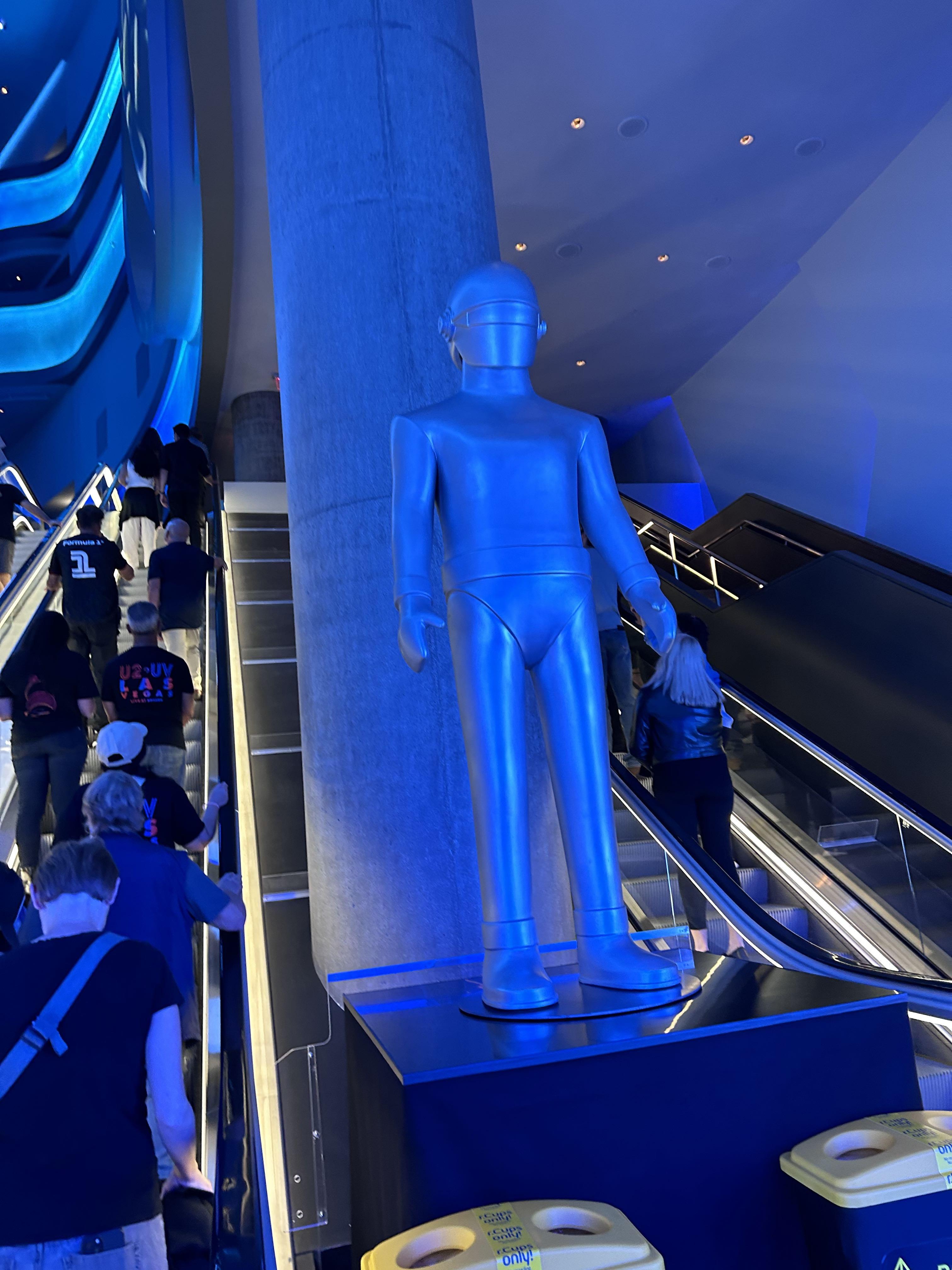 エスカレーターで迎えてくれるゴート